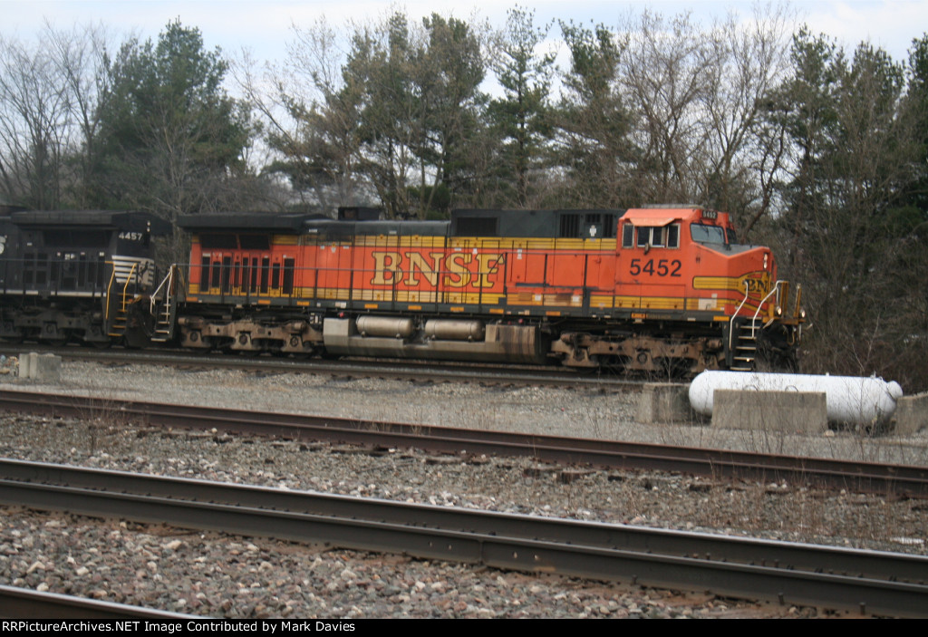 BNSF 5452